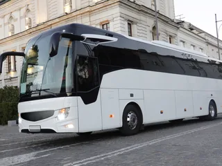Reisebus in der Stadt